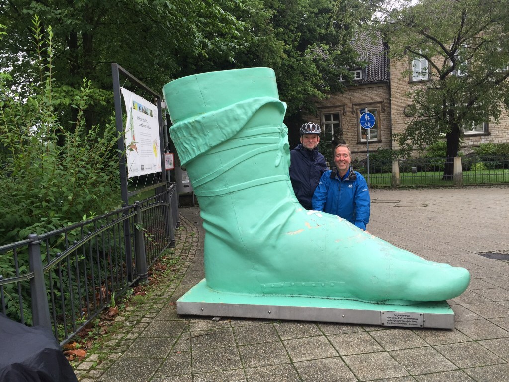 Der Schuh des Herrmann Denkmals als Nachbildung in Detmold